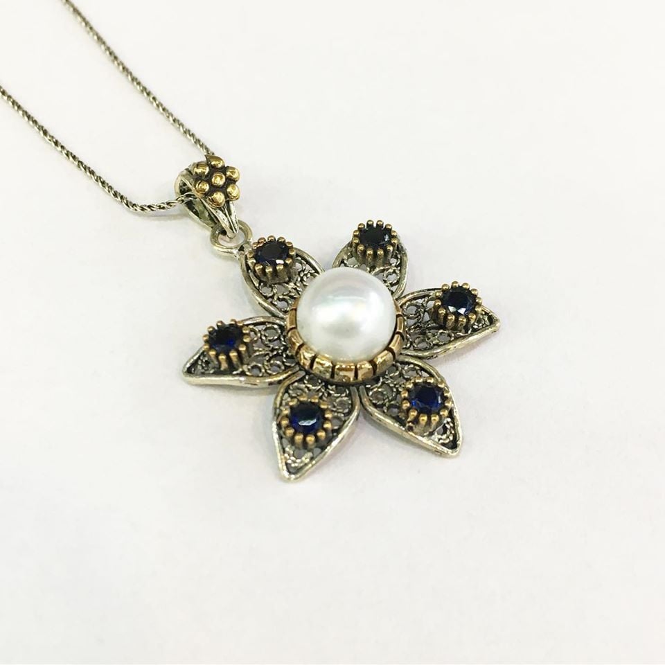 GÜMÜŞ TELKARİ İNCİ KÖK SAFİR TAŞLI ÇİÇEK KOLYE