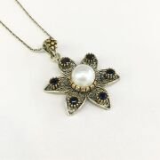 GÜMÜŞ TELKARİ İNCİ KÖK SAFİR TAŞLI ÇİÇEK KOLYE