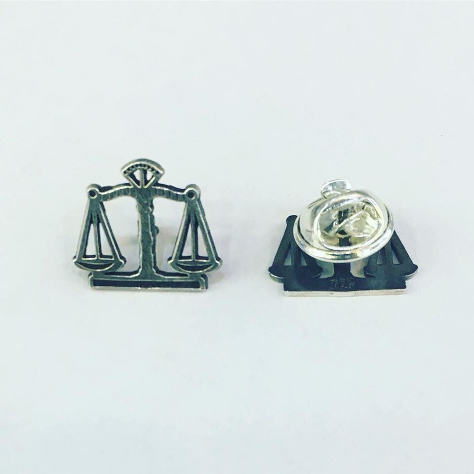 GÜMÜŞ HUKUK ADALET TERAZİSİ ROZET