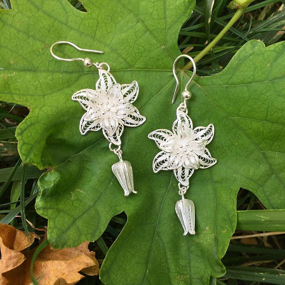 925 AYAR GÜMÜŞ TELKARİ İŞLEME ÇİÇEK VE LALE KÜPE