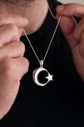 32 MM GÜMÜŞ AY YILDIZ BOMBELİ BAYRAK ERKEK KOLYE