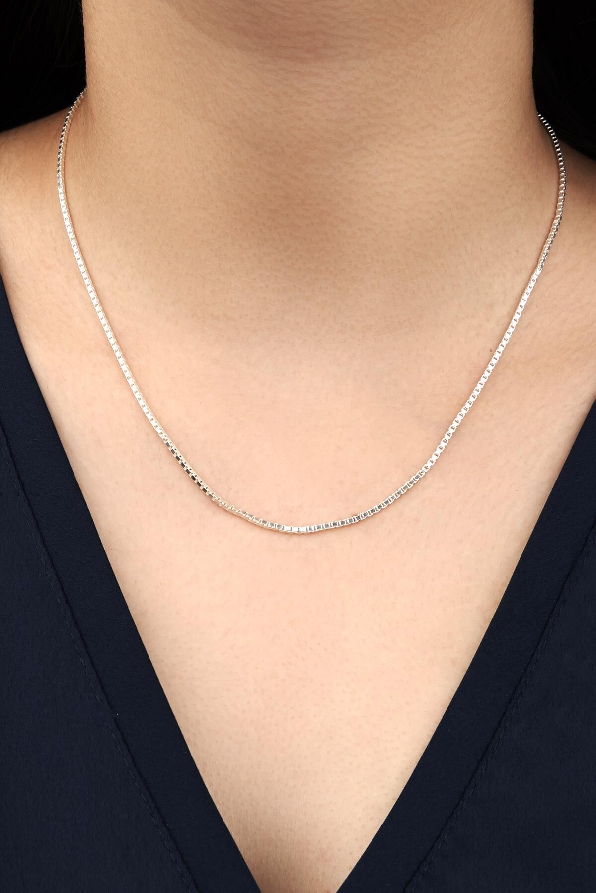 GÜMÜŞ KADIN KÜP KÖŞELİ KARE  ZİNCİR