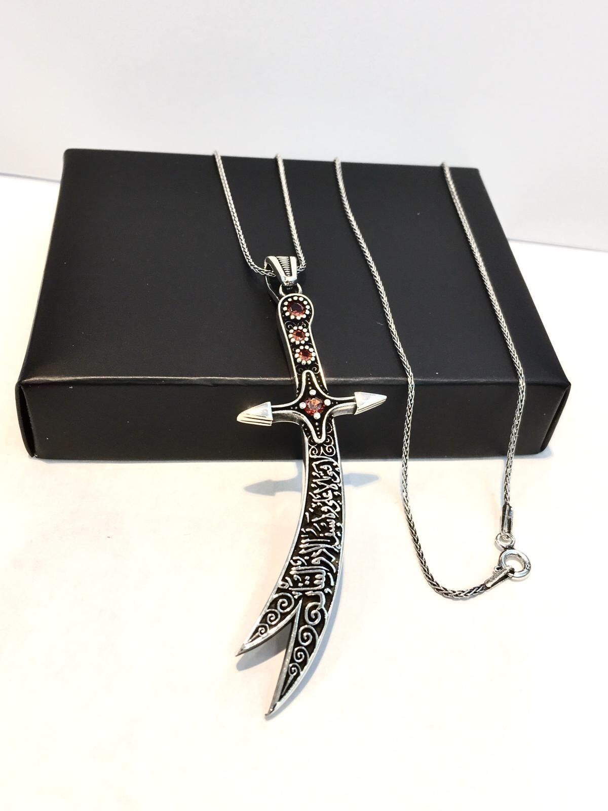 GÜMÜŞ HZ ALİ ZÜLFİKAR KILICI KILIÇ Kırmızı Zirkon Taşlı ERKEK KOLYE
