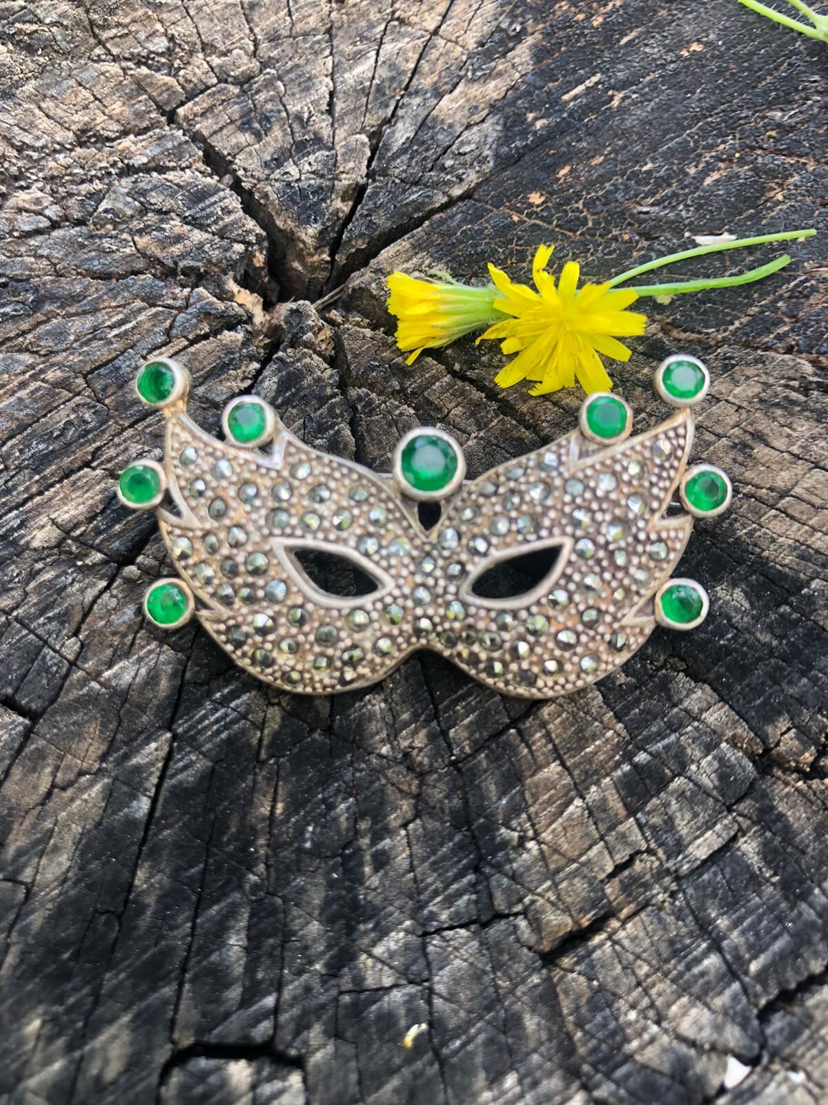 GÜMÜŞ MARKAZİT VE KÖK ZÜMRÜT TAŞLI MASKE BROŞ