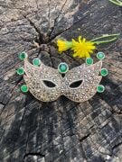 GÜMÜŞ MARKAZİT VE KÖK ZÜMRÜT TAŞLI MASKE BROŞ