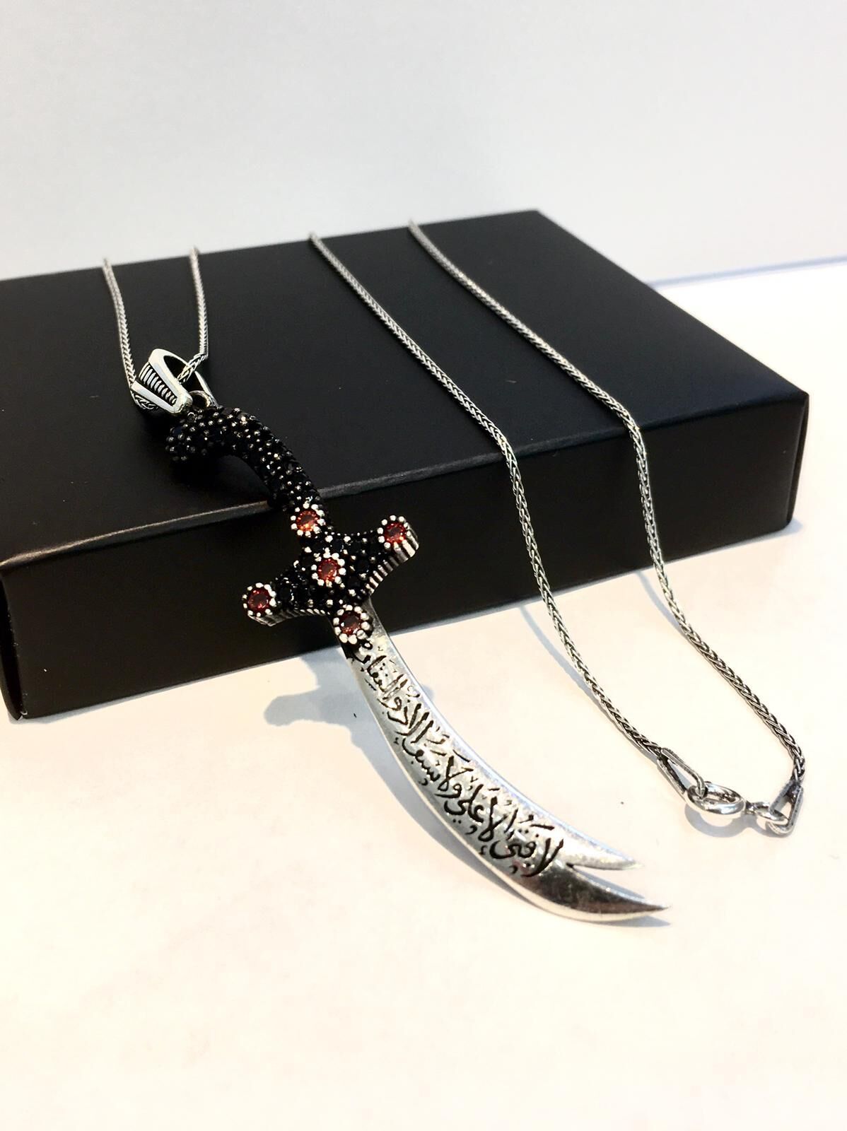 GÜMÜŞ HZ ALİ ZÜLFİKAR KILICI  Kırmızı Zirkon Taşlı ERKEK KOLYE