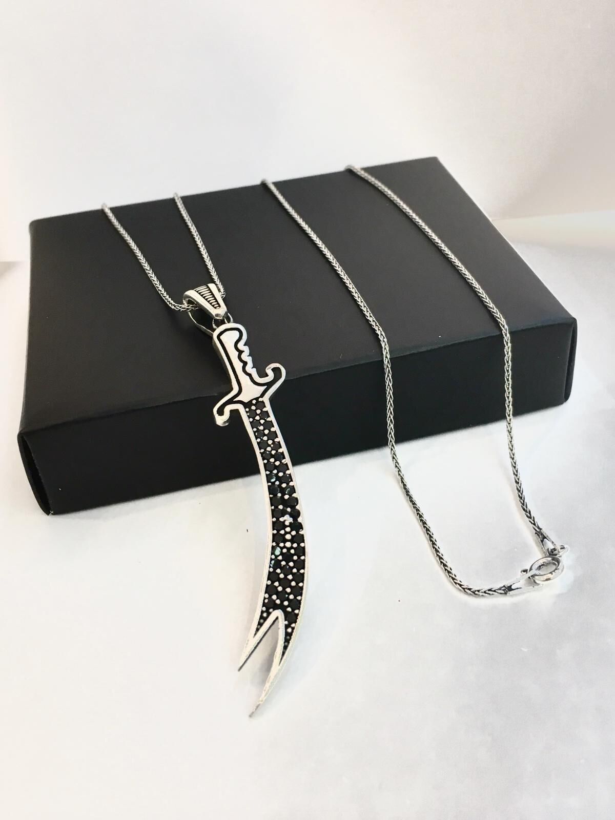 GÜMÜŞ HZ ALİ ZÜLFİKAR KILICI Siyah Zirkon Taşlı ERKEK KOLYE