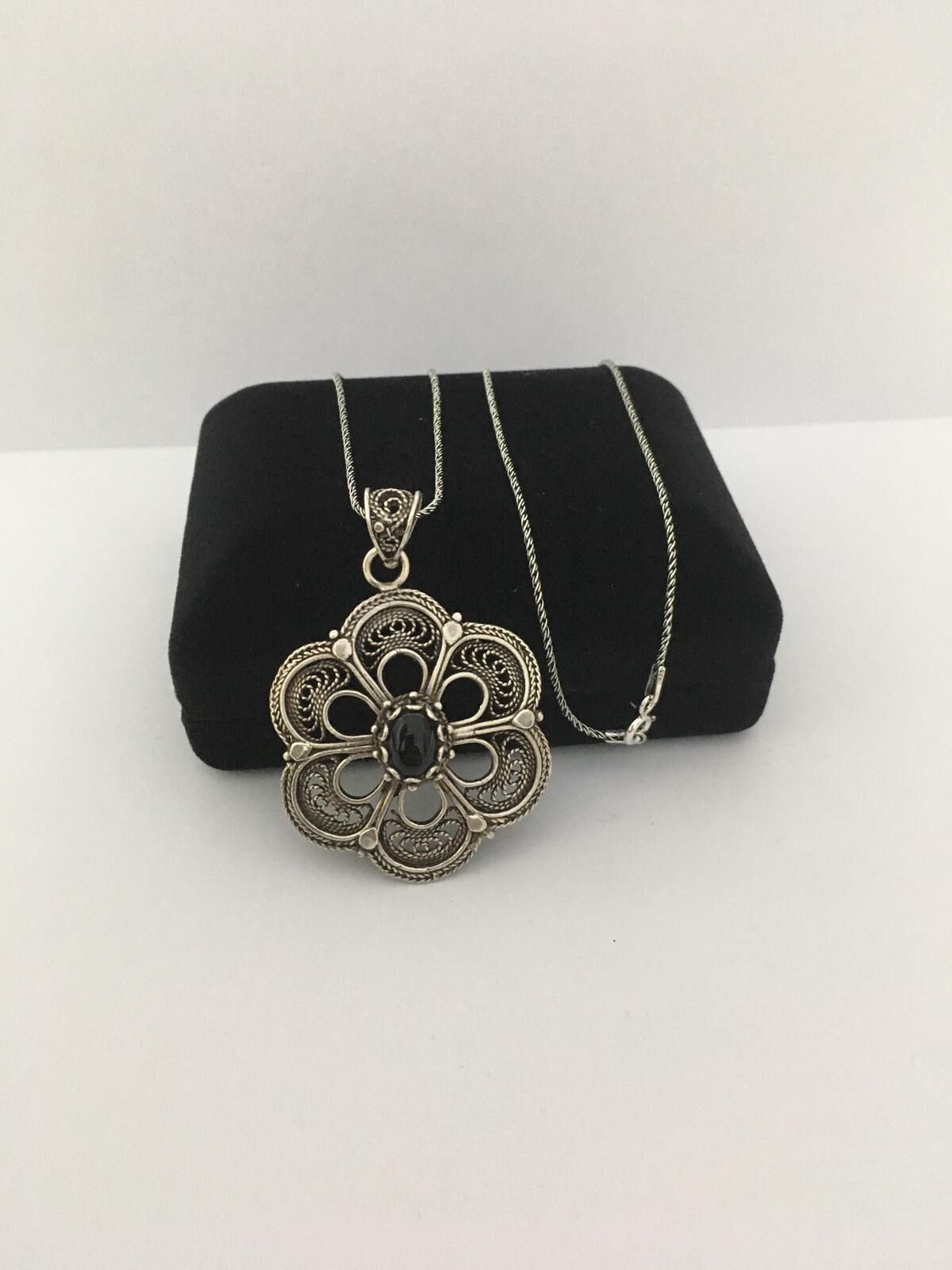 GÜMÜŞ TELKARİ SİYAH ONİKS TAŞLI ÇİÇEK KOLYE