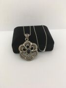 GÜMÜŞ TELKARİ SİYAH ONİKS TAŞLI ÇİÇEK KOLYE