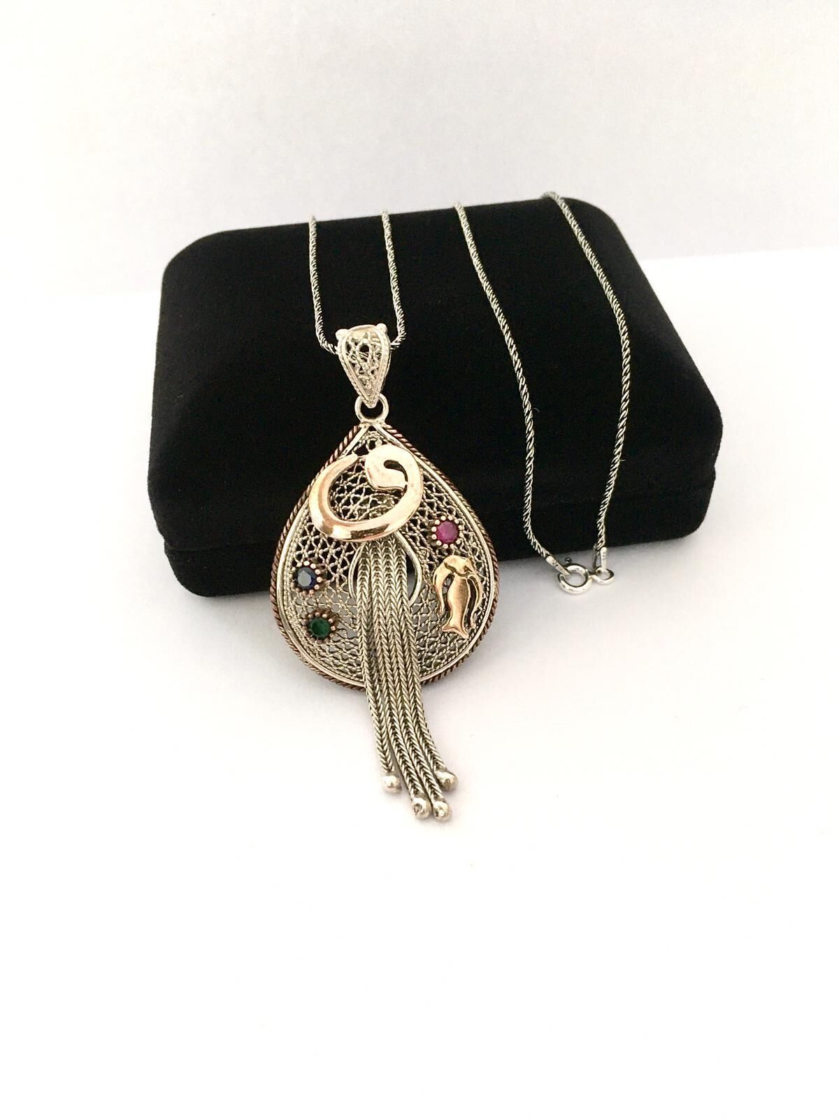 GÜMÜŞ TELKARİ DAMLA VAV HARFİ SAÇAKLI KOLYE