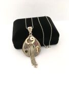 GÜMÜŞ TELKARİ DAMLA VAV HARFİ SAÇAKLI KOLYE