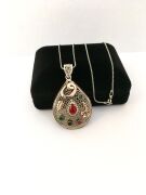 GÜMÜŞ TELKARİ KÖK YAKUT TAŞLI VAV HARFİ DAMLA KOLYE