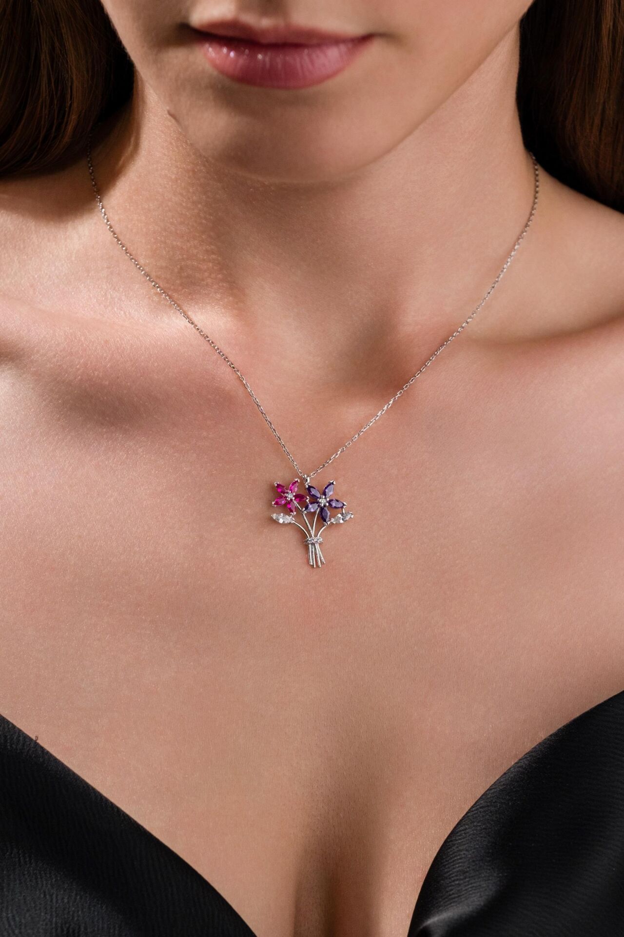 925 Ayar Gümüş Rodyum Kaplama Kamelya Çiçeği Buketi Renkli Zirkon Taşlı Sevgi Demeti Kolye