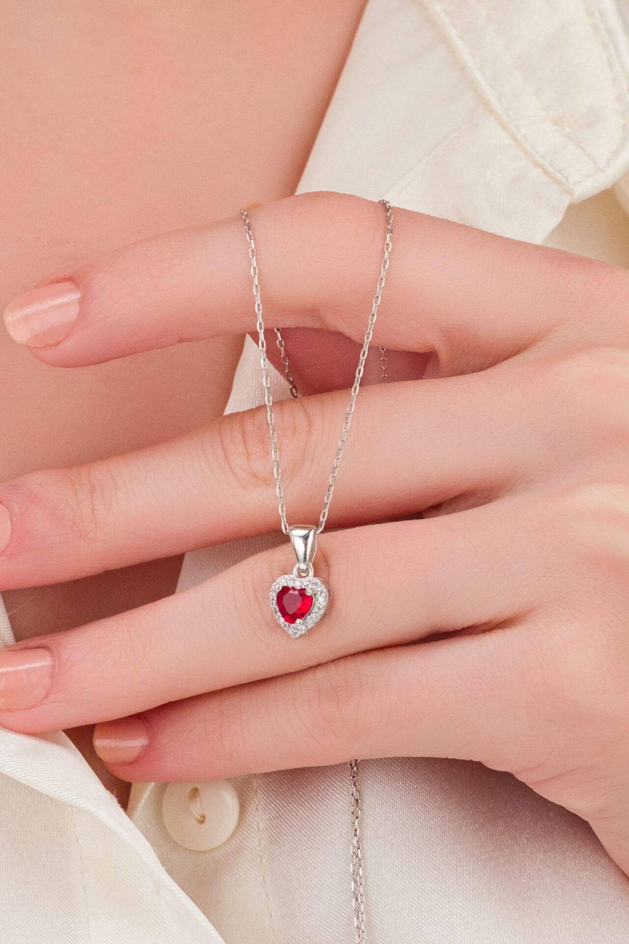 Gümüş Pırlanta Modeli Kırmızı Işıltılı Zirkon Taşlı Kalp Kalpli Kolye