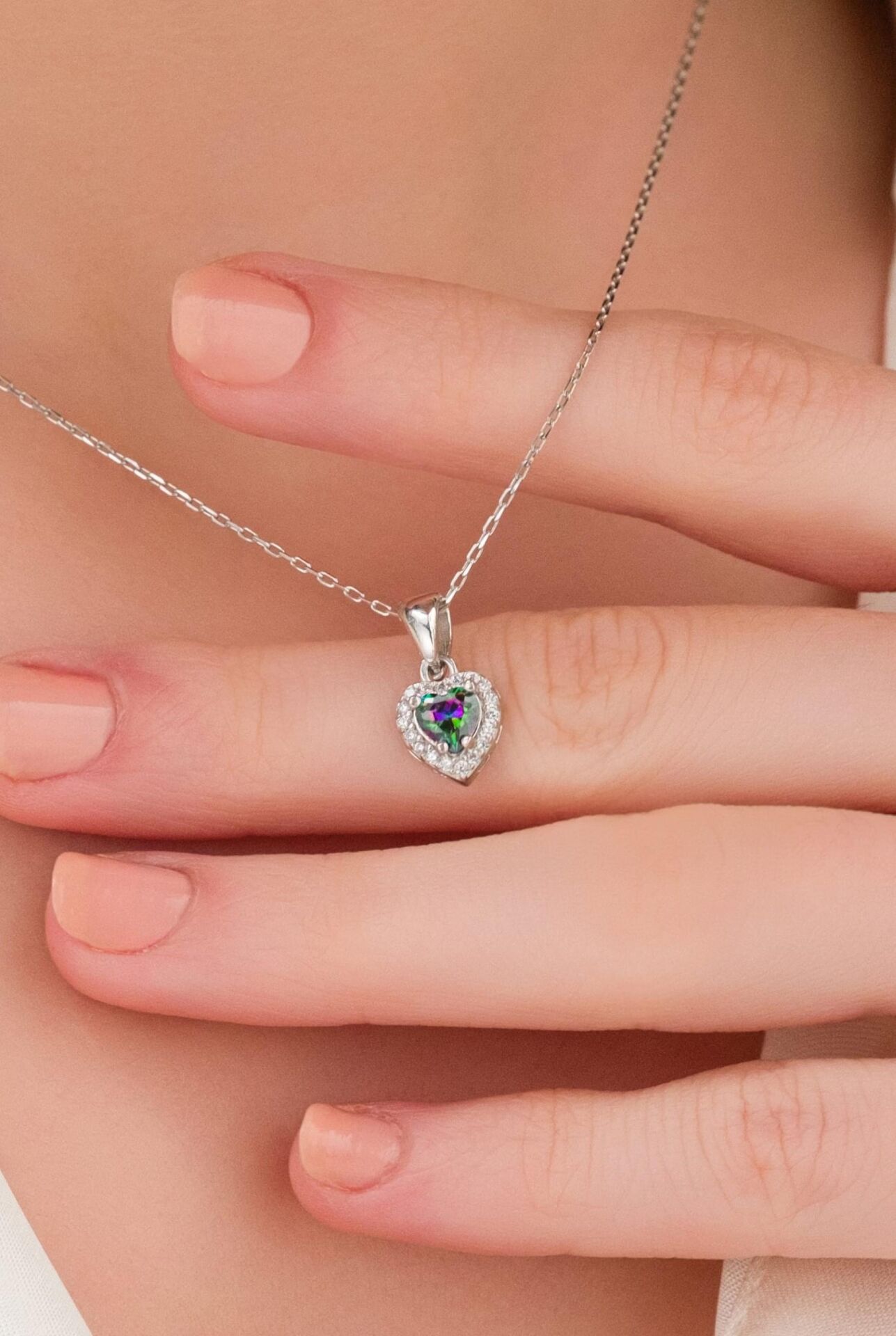 Gümüş Pırlanta Modeli Mistik Topaz Taşlı Kalp Kolye