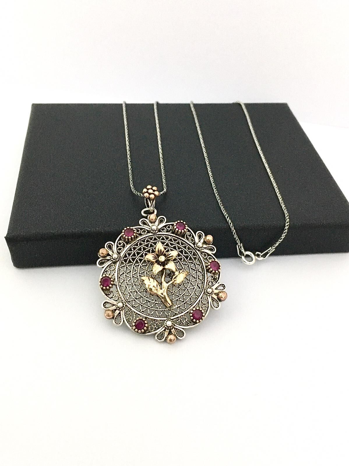 GÜMÜŞ TELKARİ KÖK YAKUT TAŞLI ÇİÇEK KOLYE