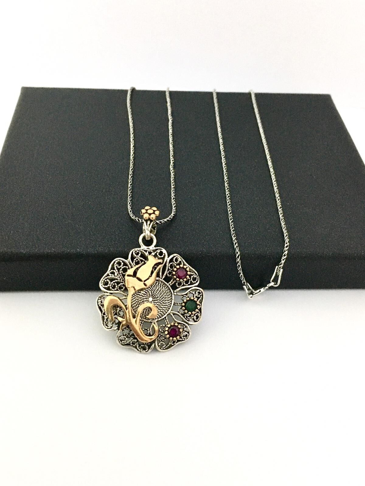 GÜMÜŞ TELKARİ KÖK YAKUT VE KÖK ZÜMRÜT LALE ÇİÇEK KOLYE