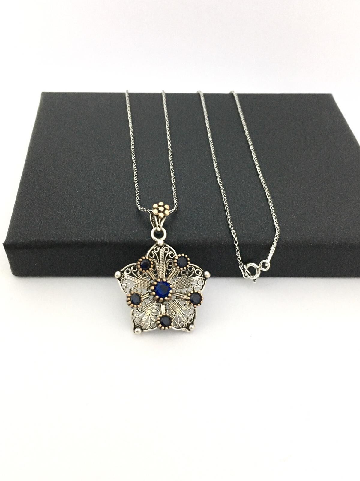 GÜMÜŞ TELKARİ ÇİÇEK KÖK SAFİR TAŞLI PARLAMENT MAVİSİ KOLYE