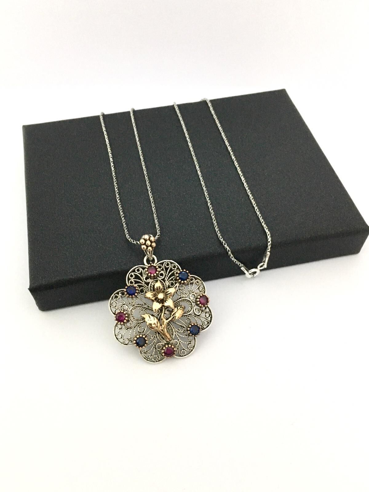 GÜMÜŞ TELKARİ KÖK YAKUT VE KÖK SAFİR TAŞLI ÇİÇEK KOLYE