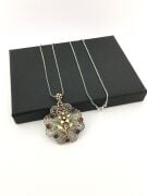 GÜMÜŞ TELKARİ KÖK YAKUT VE KÖK SAFİR TAŞLI ÇİÇEK KOLYE