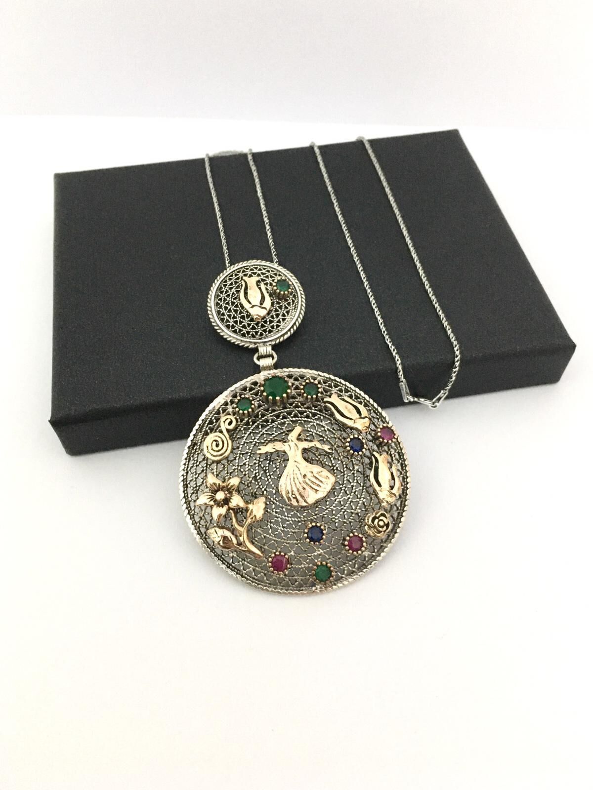 GÜMÜŞ TELKARİ MADALYON SEMAZEN VE LALE DESENLİ YUVARLAK KOLYE