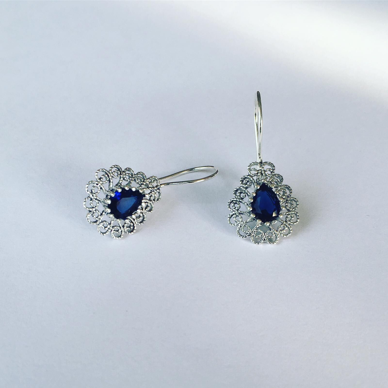 GÜMÜŞ TELKARİ PARLMAMENT MAVİSİ ZİRKON TAŞLI DAMLA KÜPE