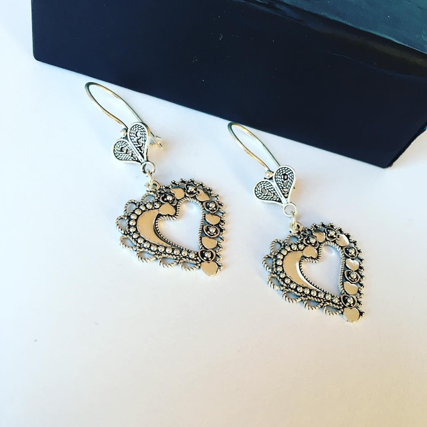 GÜMÜŞ TELKARİ KALPLİ KÜPE