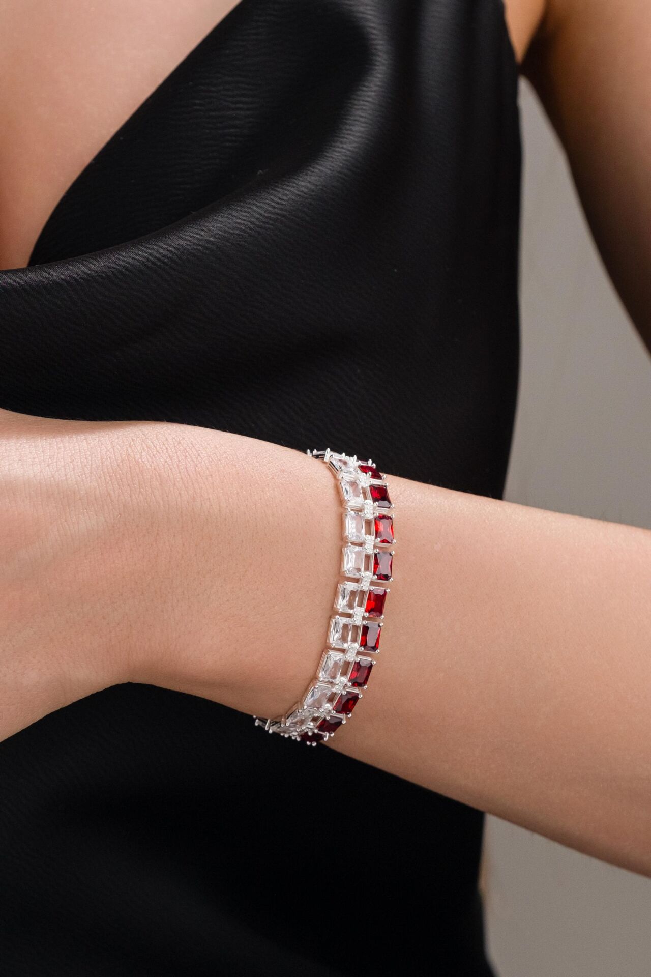 Gümüş Baget Kırmızı Lal Garnet ve Beyaz Zirkon Kübik Taşlı İki Sıralı Rodyumlu Su Yolu Bileklik