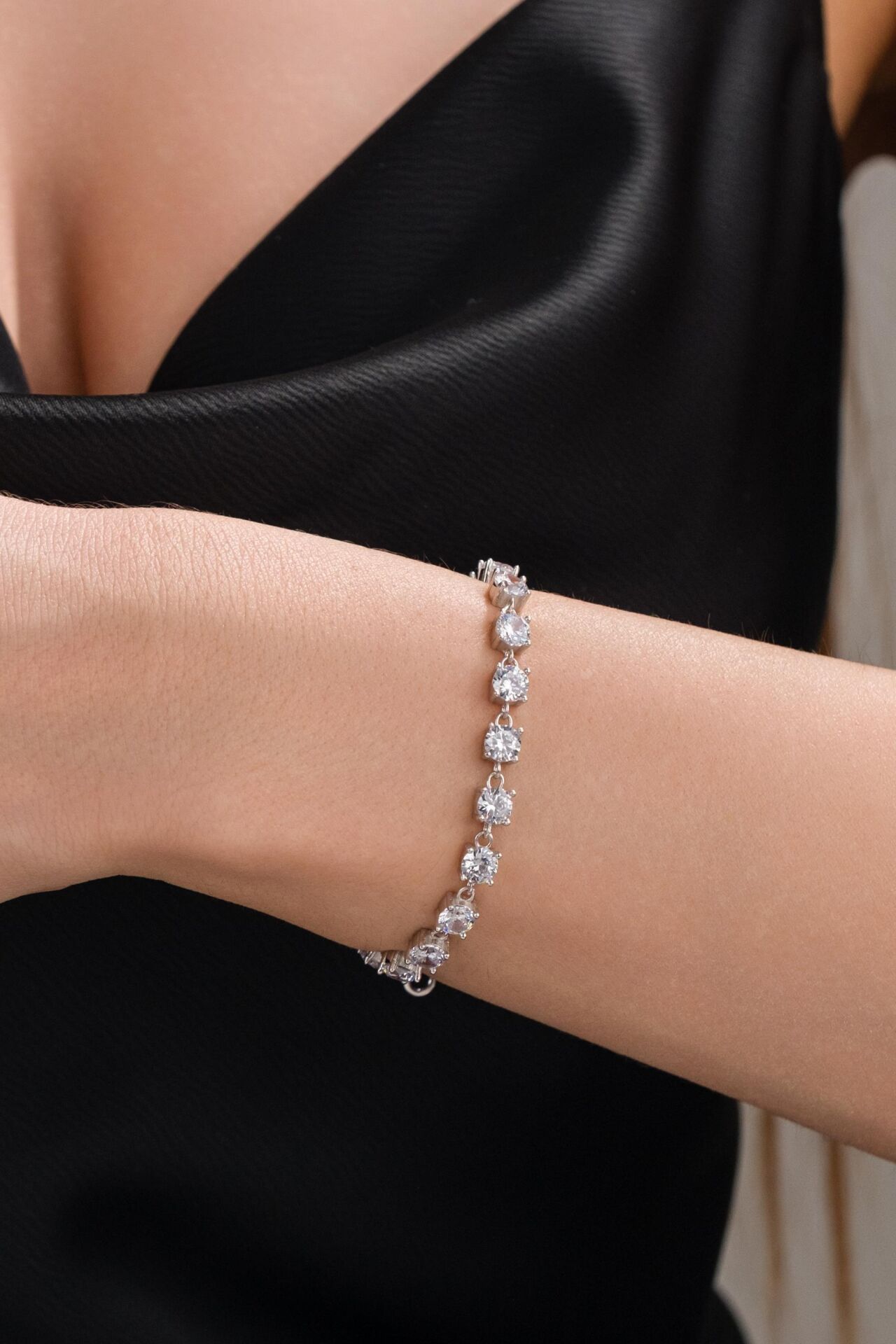 Gümüş Yuvarlak Beyaz Zirkon Taşlı Pırlanta Modeli Rodyumlu Işıltılı Su Yolu Bileklik