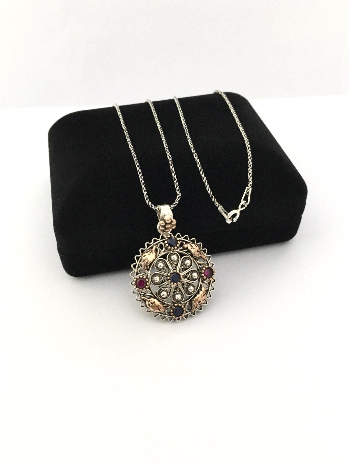 GÜMÜŞ TELKARİ KÖK SAFİR VE KÖK YAKUT TAŞLI YAPRAK DESENLİ YUVARLAK KOLYE