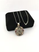 GÜMÜŞ TELKARİ KÖK SAFİR VE KÖK YAKUT TAŞLI YAPRAK DESENLİ YUVARLAK KOLYE