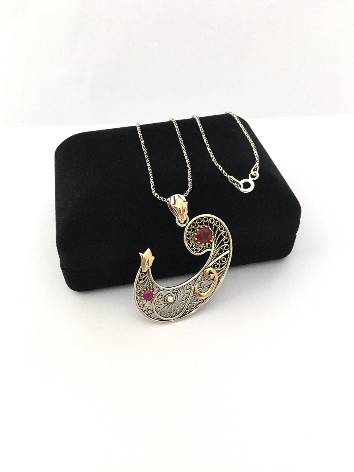 GÜMÜŞ TELKARİ VAV HARFİ KÖK YAKUT TAŞLI KOLYE