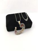 GÜMÜŞ TELKARİ VAV HARFİ KÖK YAKUT TAŞLI KOLYE