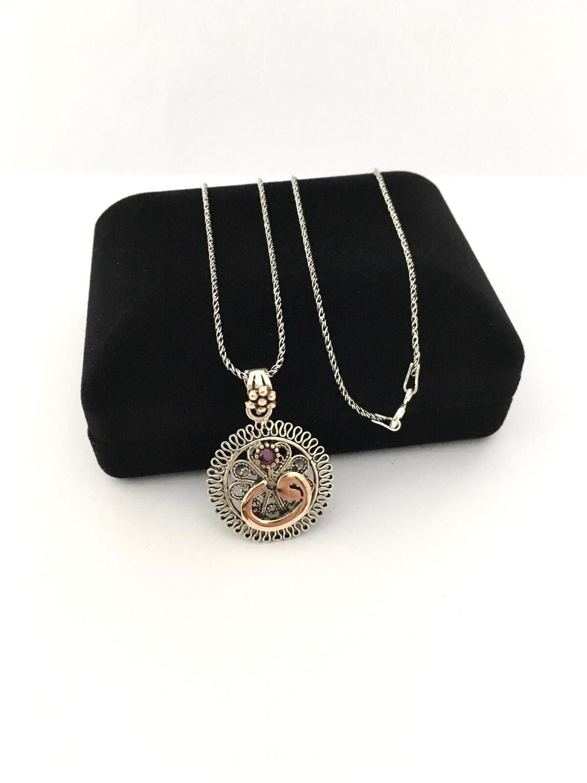 GÜMÜŞ TELKARİ VAV HARFİ KÖK YAKUT TAŞLI YUVARLAK KOLYE