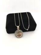 GÜMÜŞ TELKARİ VAV HARFİ KÖK YAKUT TAŞLI YUVARLAK KOLYE