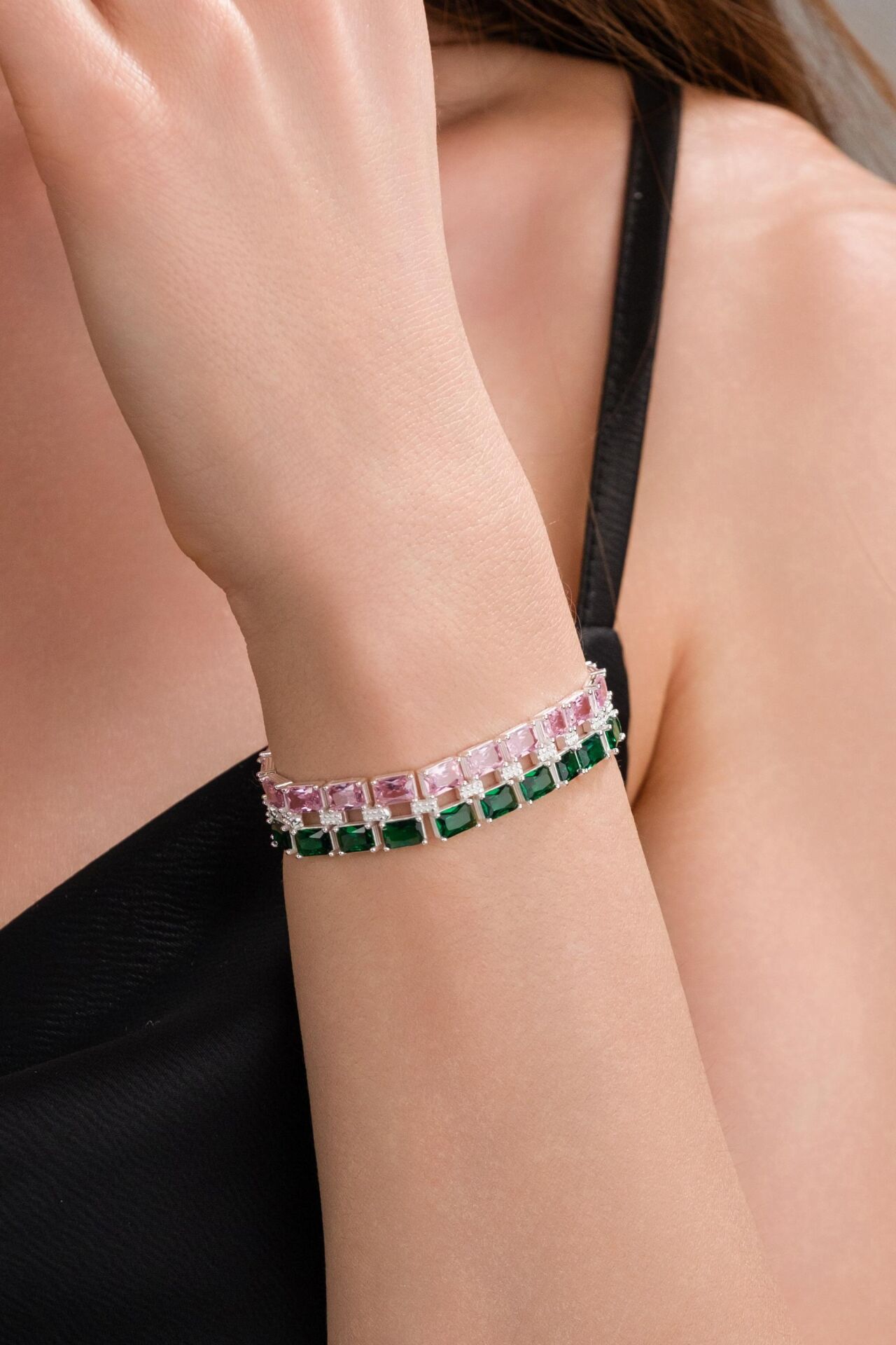 Gümüş Baget Pembe Kuvars ve Yeşil Zirkon Kübik Taşlı İki Sıralı Rodyumlu Su Yolu Bileklik