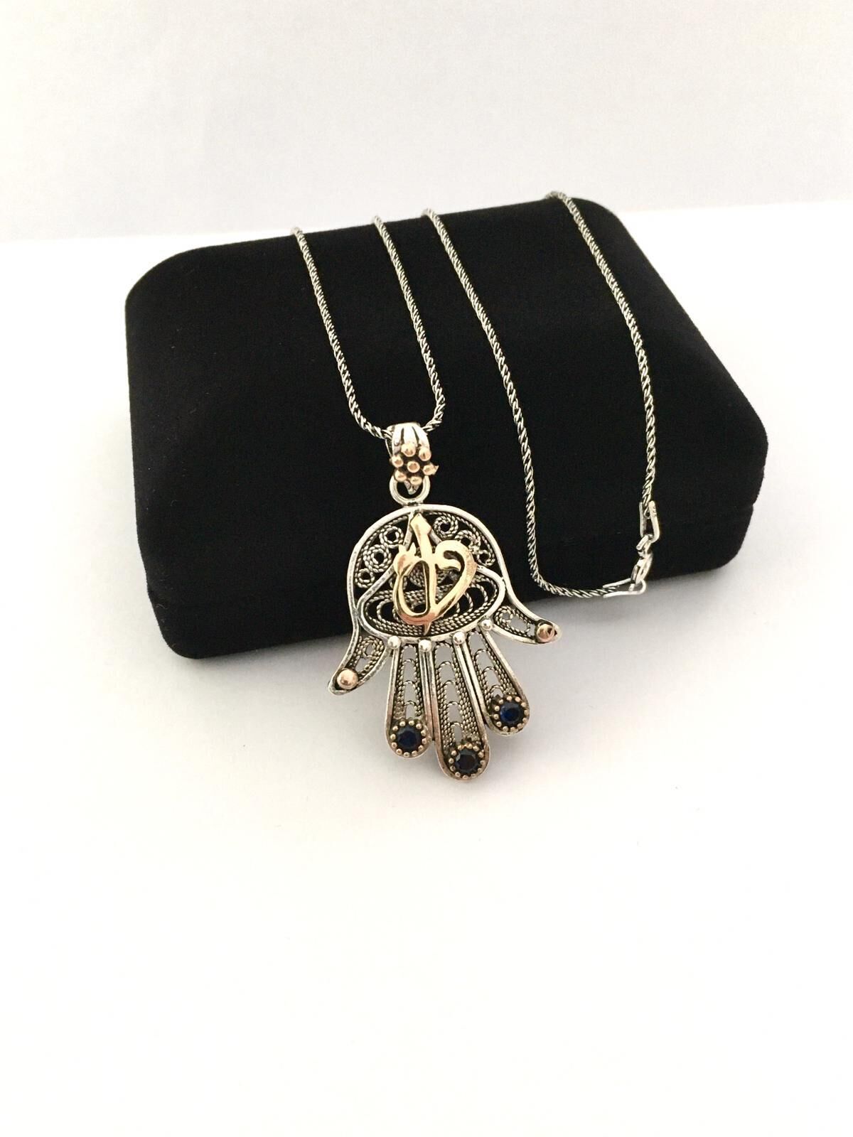 GÜMÜŞ TELKARİ VAV ELİF HARFİ KÖK SAFİR TAŞLI FATMA ANA ELİ KOLYE