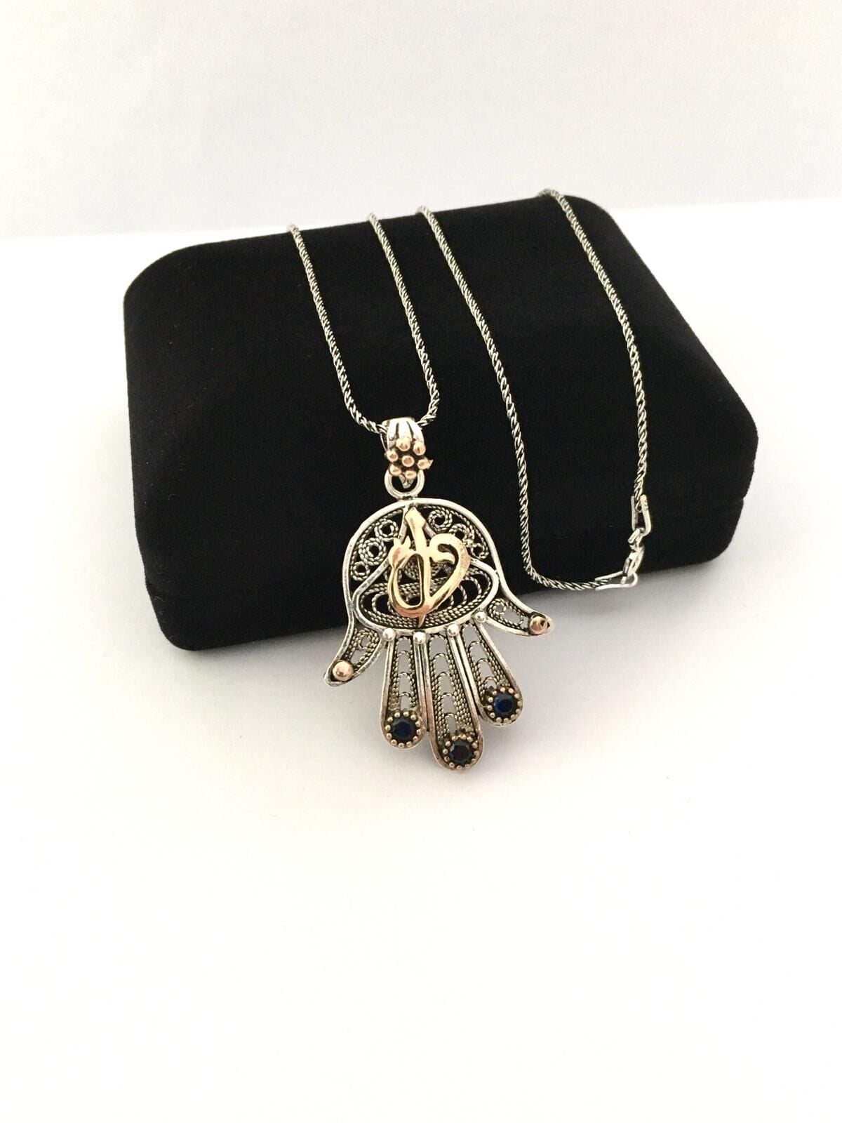 GÜMÜŞ TELKARİ VAV ELİF HARFİ KÖK SAFİR TAŞLI FATMA ANA ELİ KOLYE