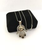 GÜMÜŞ TELKARİ VAV ELİF HARFİ KÖK SAFİR TAŞLI FATMA ANA ELİ KOLYE