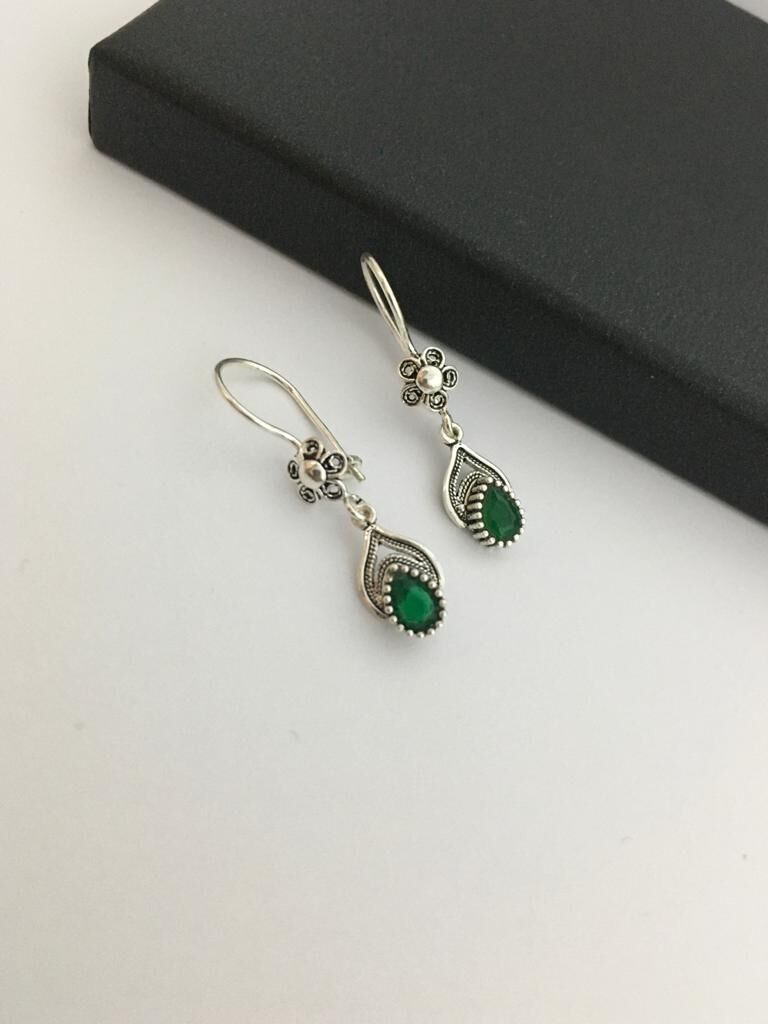 GÜMÜŞ KÖK ZÜMRÜT YEŞİL TELKARİ DAMLA KÜPE