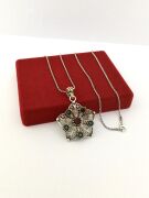 GÜMÜŞ TELKARİ KÖK YAKUT VE KÖK ZÜMRÜT TAŞLI ÇİÇEK KOLYE