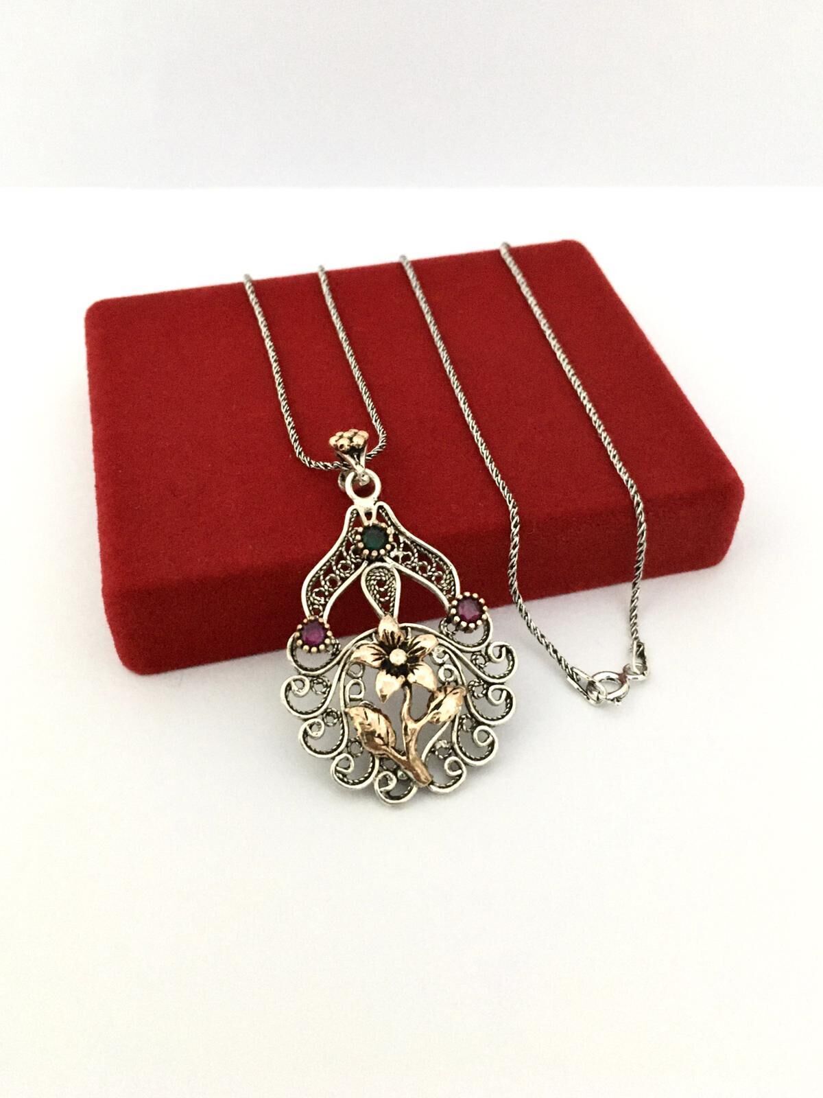 GÜMÜŞ TELKARİ ÇİÇEK DESENLİ YAKUT TAŞLI KOLYE