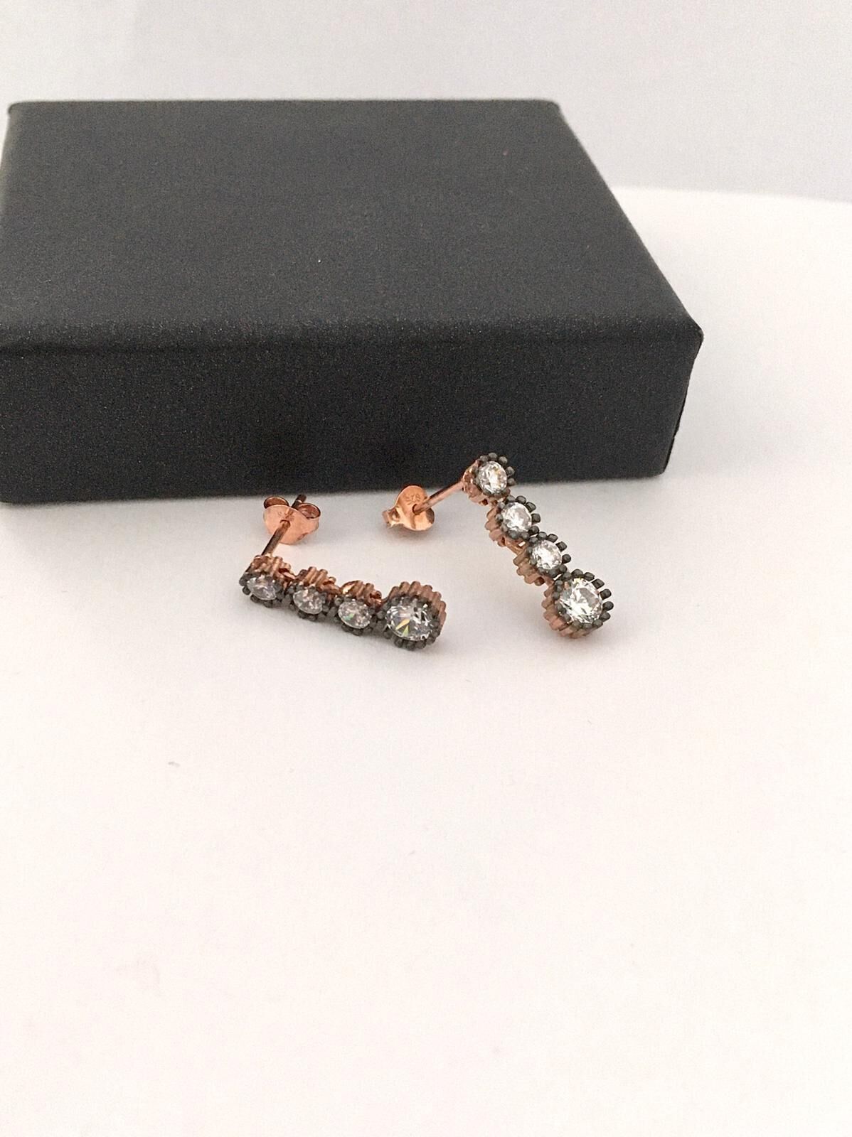 GÜMÜŞ ROSE BRONZ RENK PIRLANTA MONTÜRLÜ ZİRKON TAŞLI KÜPE