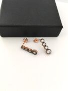 GÜMÜŞ ROSE BRONZ RENK PIRLANTA MONTÜRLÜ ZİRKON TAŞLI KÜPE