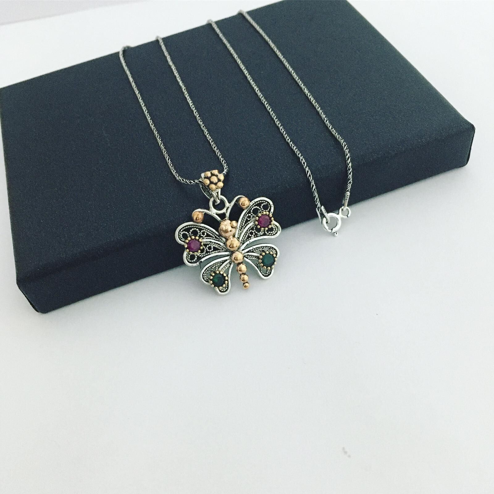 GÜMÜŞ TELKARİ KELEBEK KÖK ZÜMRÜT VE KÖK YAKUT TAŞLI KOLYE