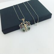 GÜMÜŞ TELKARİ KELEBEK KÖK ZÜMRÜT VE KÖK YAKUT TAŞLI KOLYE