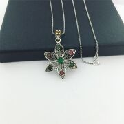 GÜMÜŞ TELKARİ KÖK ZÜMRÜT VE KÖK YAKUT TAŞLI ÇİÇEK KOLYE