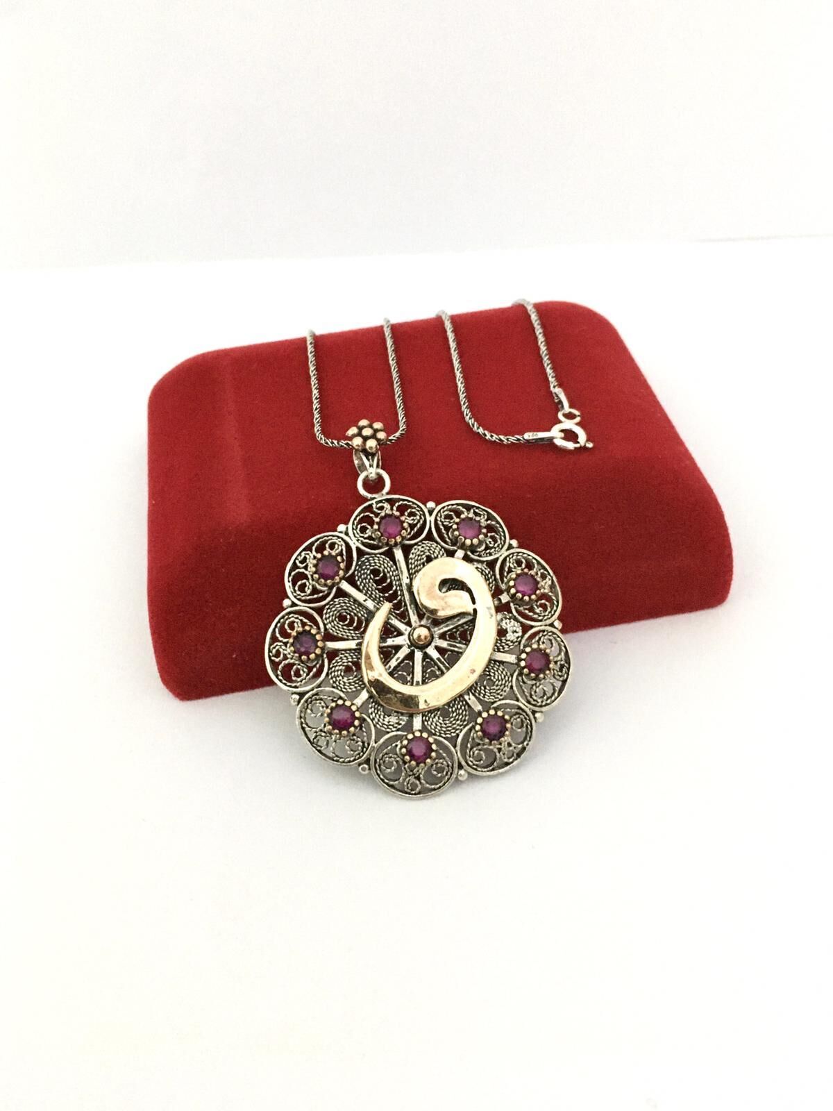 GÜMÜŞ TELKARİ KÖK YAKUT TAŞLI VAV HARFİ YUVARLAK KOLYE