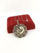 GÜMÜŞ TELKARİ KÖK YAKUT TAŞLI VAV HARFİ YUVARLAK KOLYE