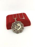 GÜMÜŞ TELKARİ KÖK YAKUT TAŞLI VAV HARFİ YUVARLAK KOLYE